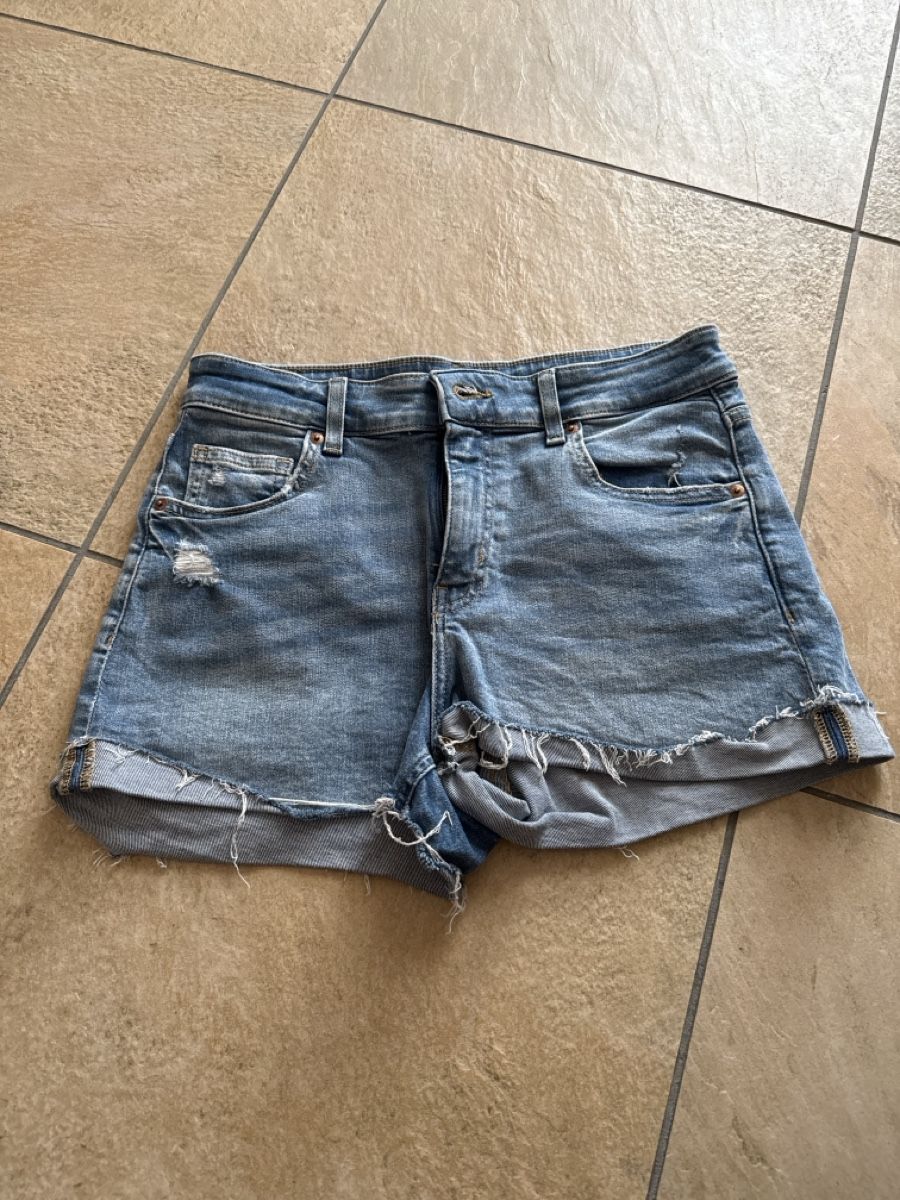 H&M Jeans: Hot Pants H&M Grösse 42 – Nuovo (secondo la descrizione) da Otelfingen venduto da Tommy112