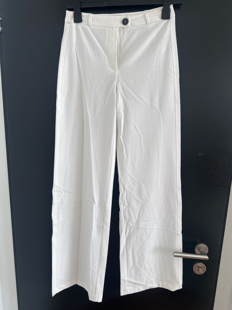 Bershka Pantalons: Weisse Anzugshose – D'occasion à St. Niklausen LU par car_2562