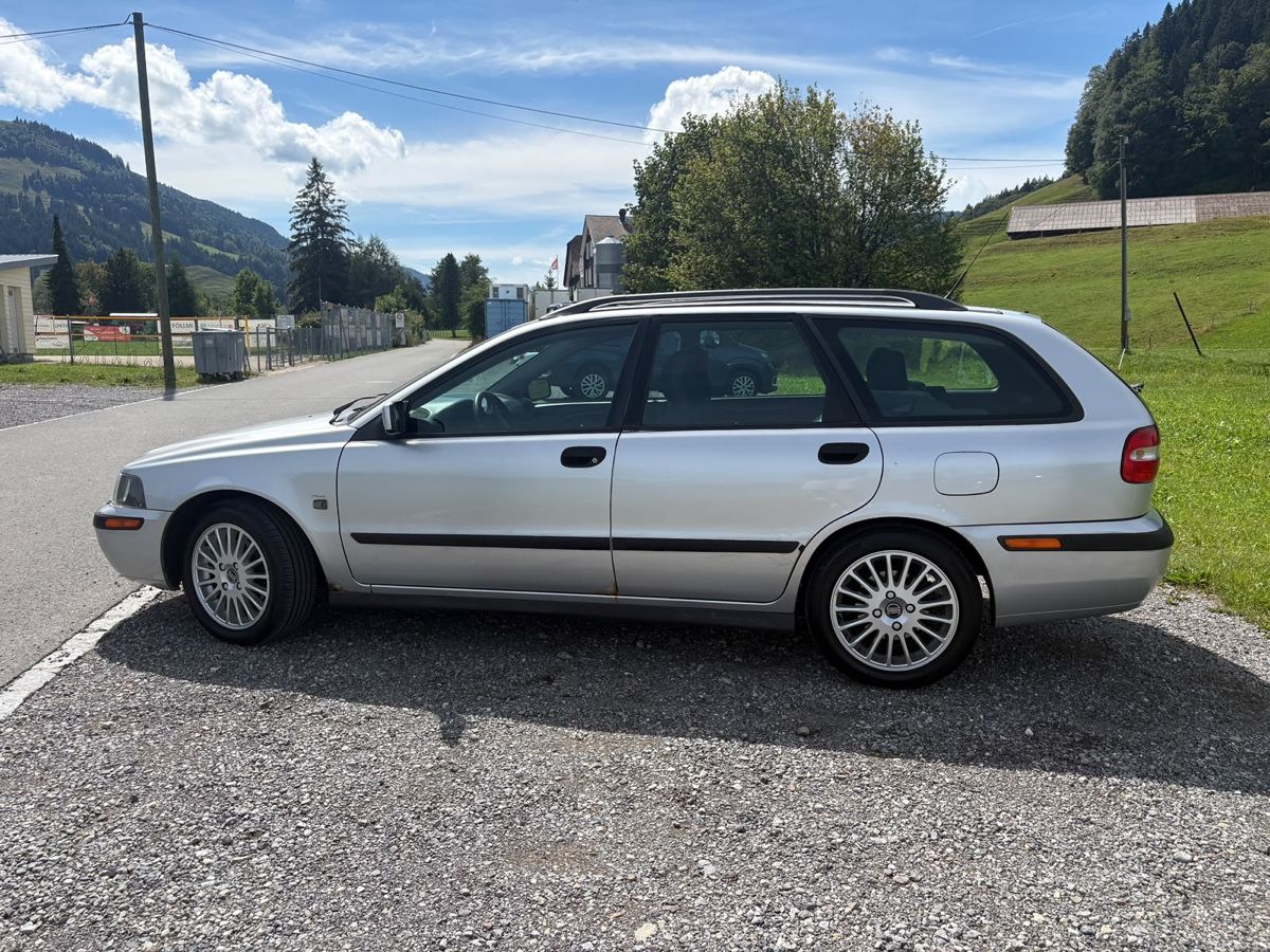 Volvo Automobili: Volvo V40 2.0 T – Usato da Einsiedeln venduto da Febe05 2