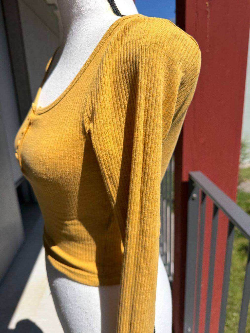H&M T-shirt: H&M Divided Basic Shirt, Senfgelb, Gr. XS – Usato da Riehen venduto da edu_92w7 7