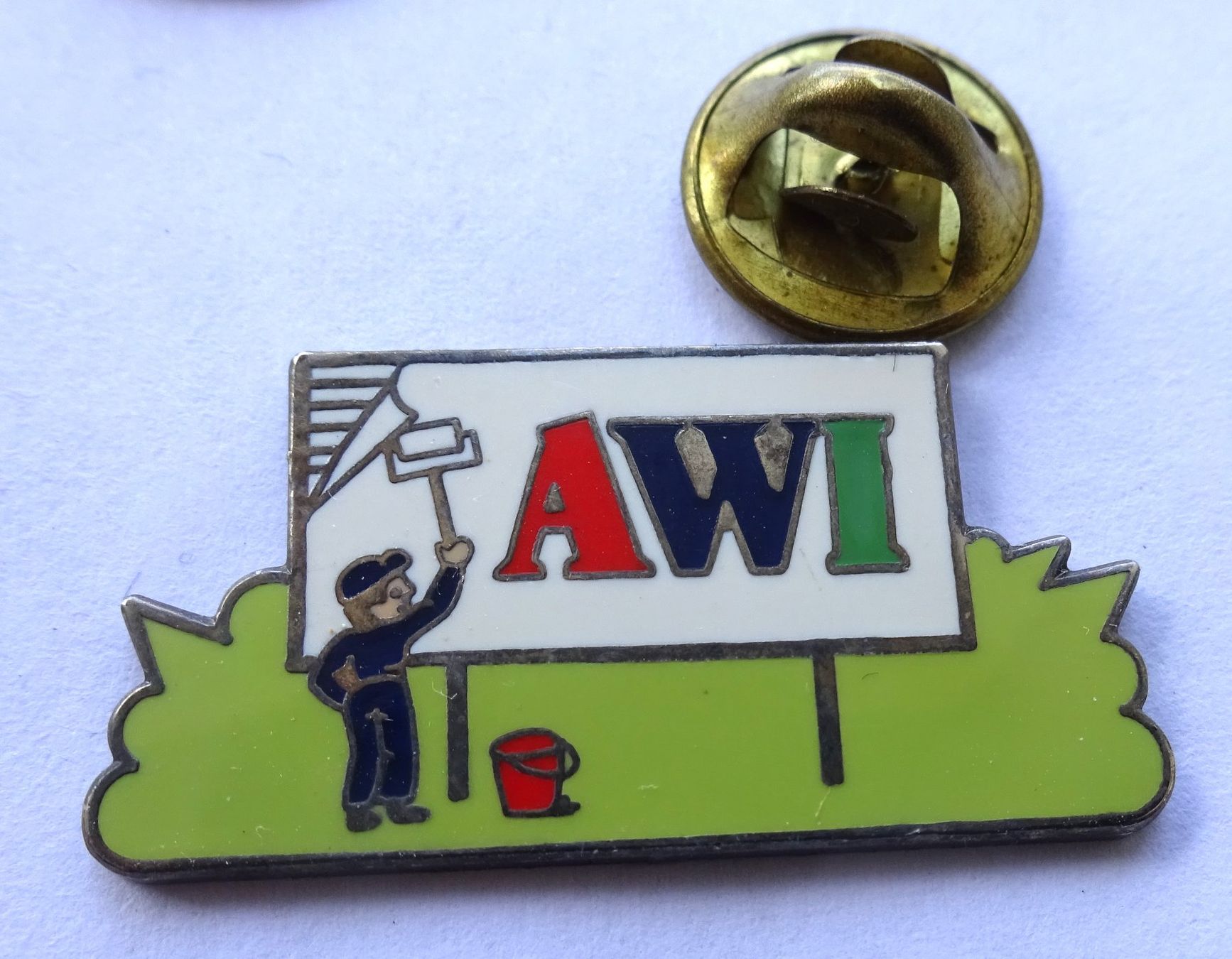 Placchette & Badge: Pin A W I   Schrift malen – Usato da Utzenstorf venduto da BUtter81