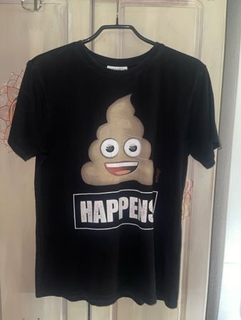 T-Shirt schwarz mit Emoji Print und Aufschrift "Happens"