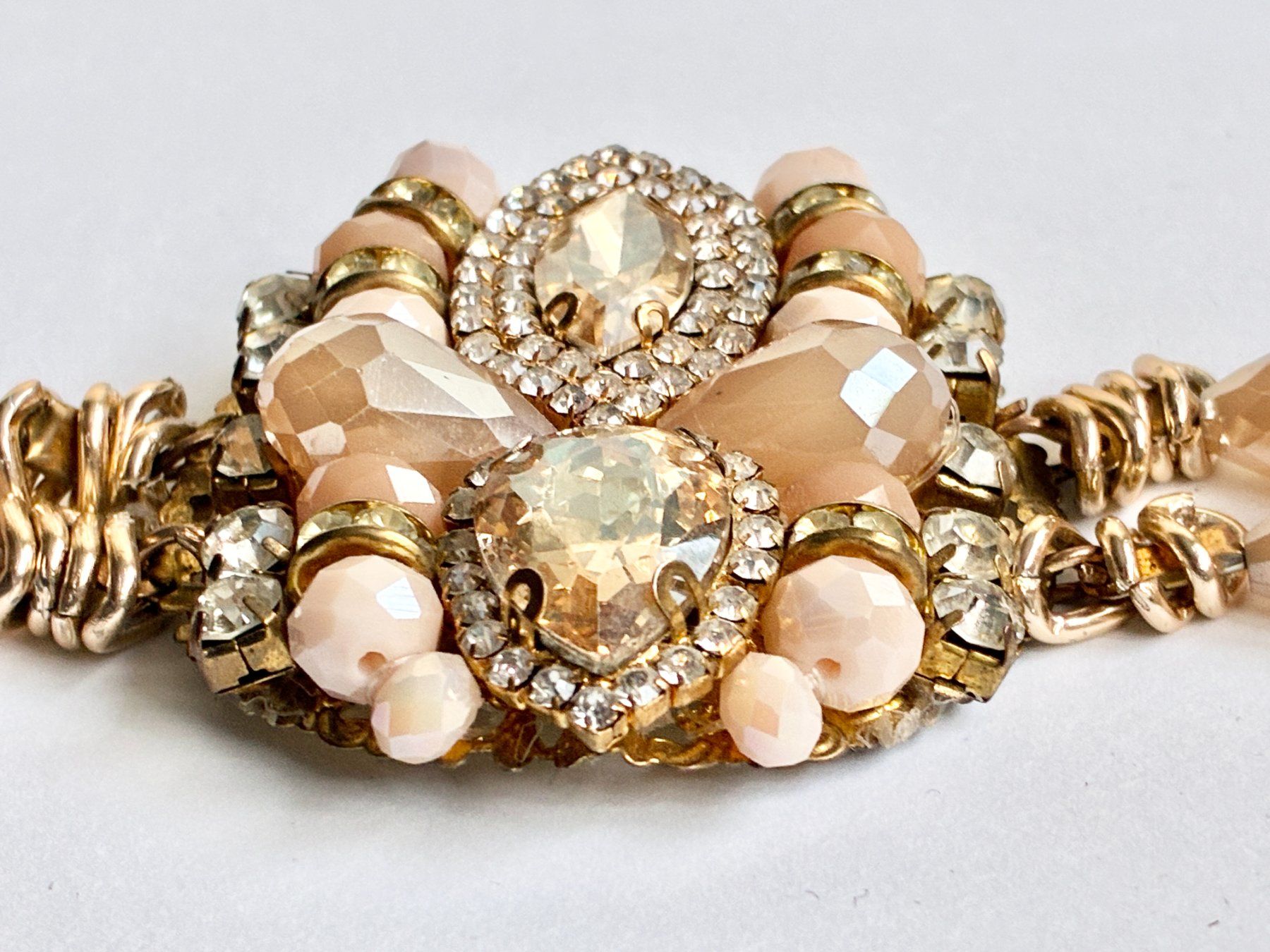 Guanti & manicotti: Weisse Vintage Satin Abendhandschuhe mit Statement Armband – Usato da Kloten venduto da Nephty 6