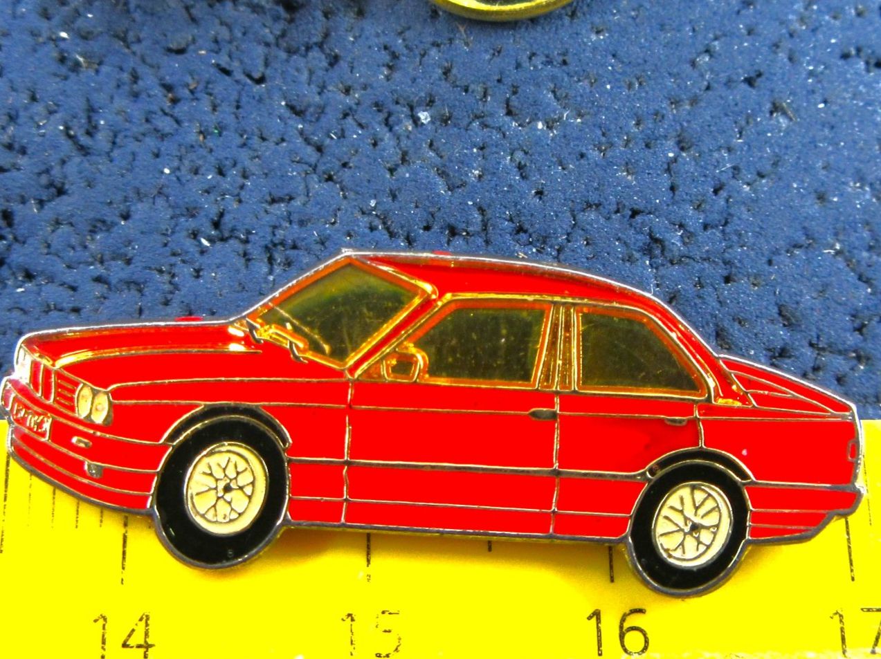 BMW Placchette & Badge: BMW 320i AUTO PIN GLASIERT ROT MIT SECURITY-CLIP – Usato da Ettingen venduto da Hausi4711 1