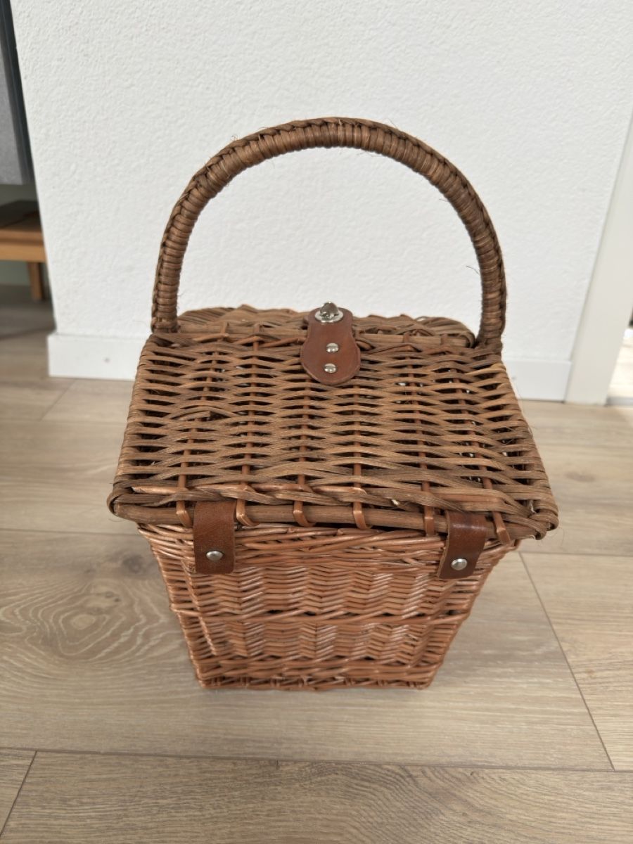 Altro per la casa: Handgemachter Picknickkorb/Korb aus Weide mit Deckel, Neu – Nuovo (secondo la descrizione) da Sarmenstorf venduto da Nathaliie_21 2
