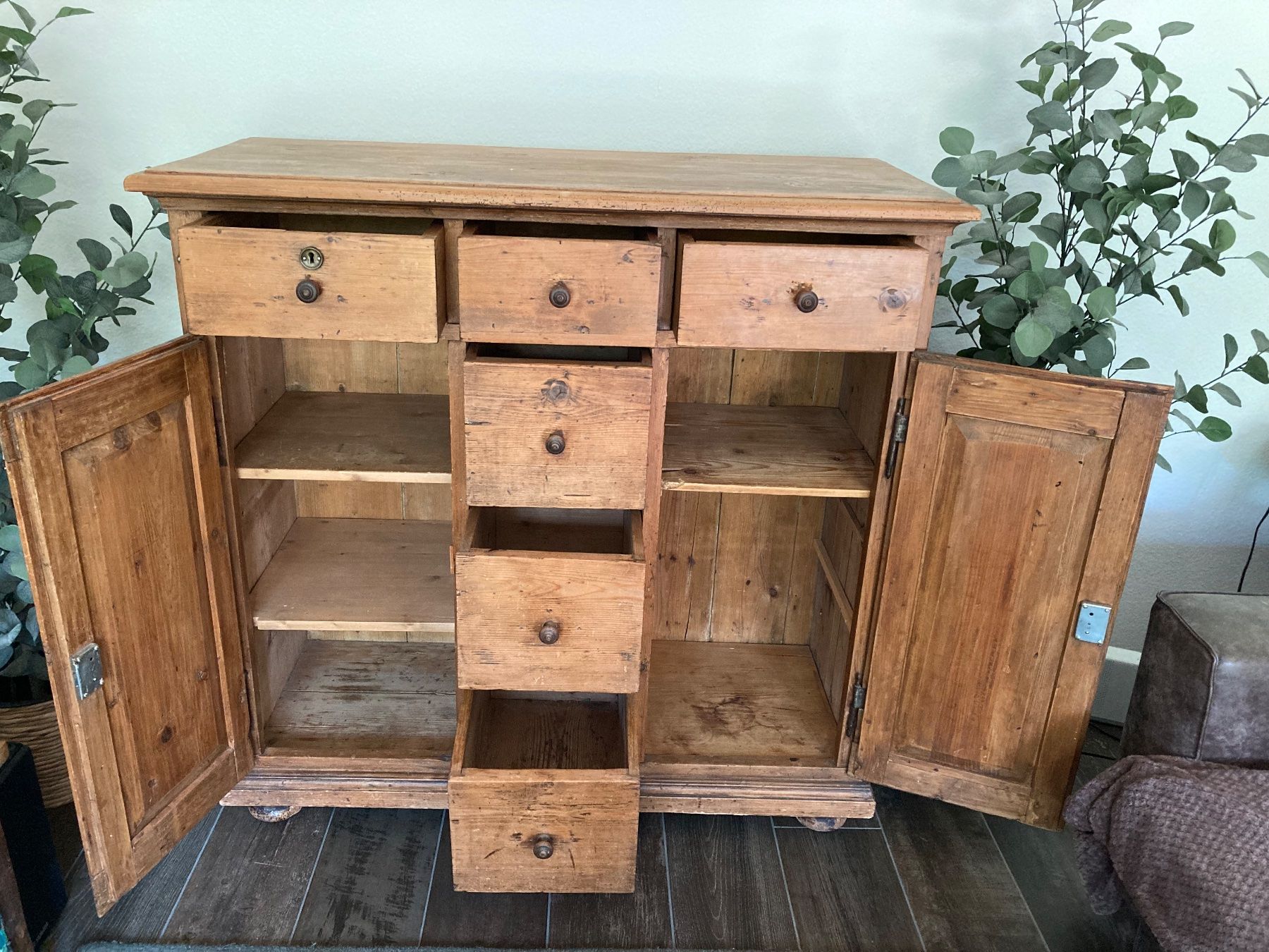 Commodes: Antike Kommode/Schrank Holz massiv – D'occasion à Bottmingen par Laternenlicht 1