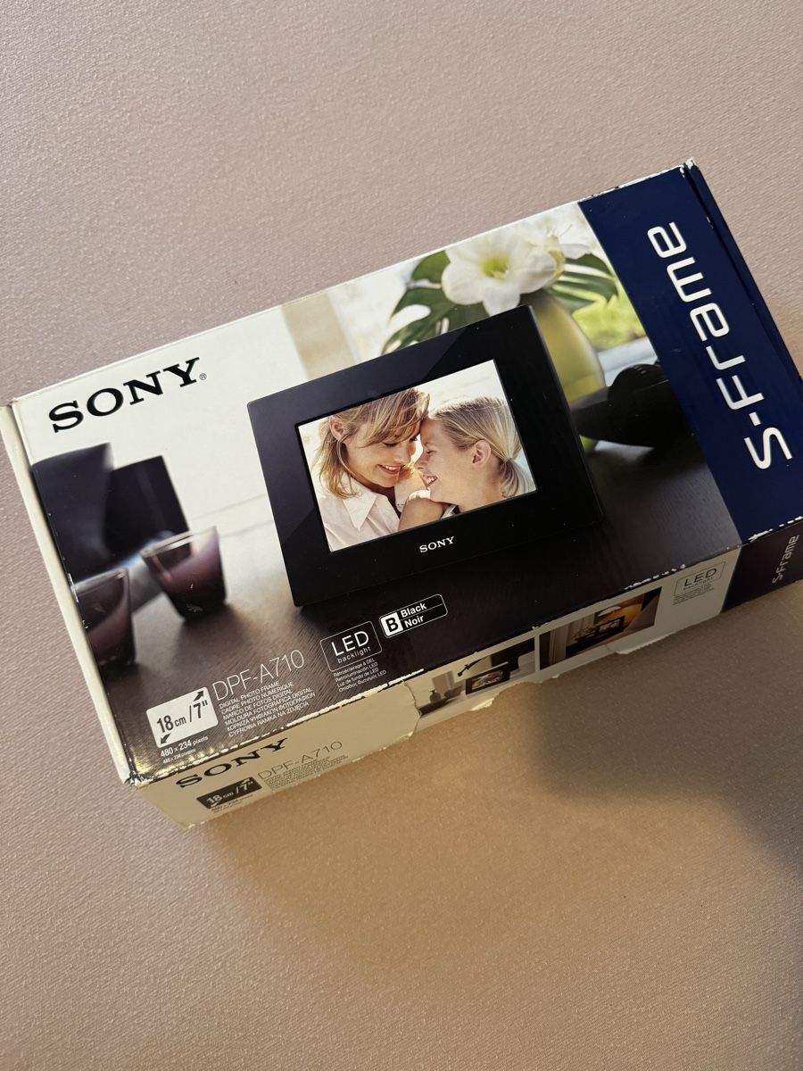 Cornici: Sony S-Frame Digitaler Fotorahmen DPF-A710 – Nuovo e nell'imballaggio originale da Zürich venduto da mar_ccs2