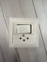 Lichtschalter mit Steckdose Abdeckung weiss gebrauchter Zust