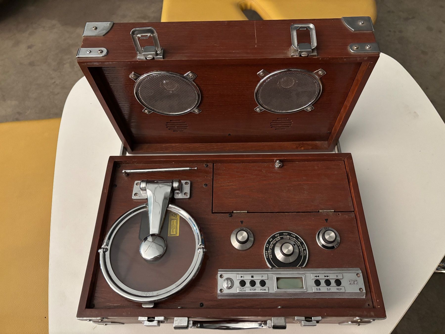Lettore multimediale portatile: Nostalgie Radiobox Elta mit CD Player – Usato da Wildegg venduto da Rider59