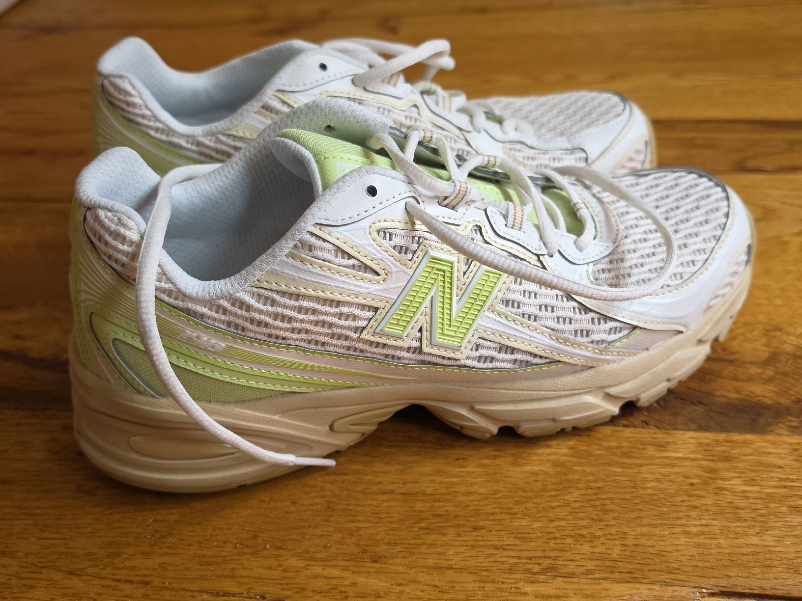 New Balance Scarpe da uomo: New Balance, beige-grün – Nuovo (secondo la descrizione) da Safenwil venduto da Flaboenel