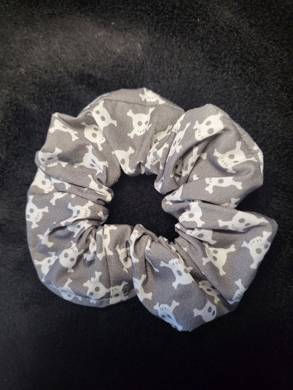 Haarschmuck: Scrunchie / Grau-Weiss / Totenkopf Muster / Handgenäht  – Neu und originalverpackt aus Lömmenschwil von S4BR1N4