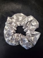 Scrunchie / Grau-Weiss / Totenkopf Muster / Handgenäht 