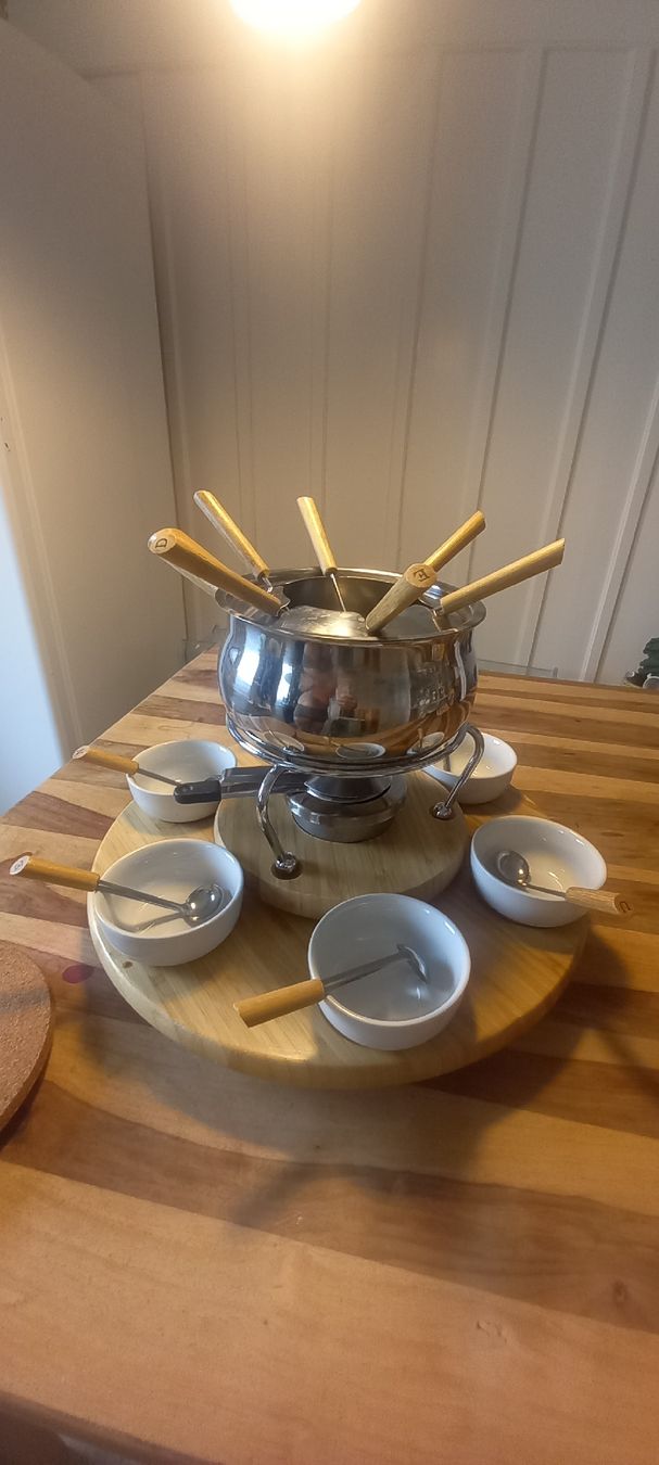 Set di piatti: Fleischfondue Set drehbar + Teller und ca. 0.5l Brennpaste – Usato da Herisau venduto da frp_b5zm