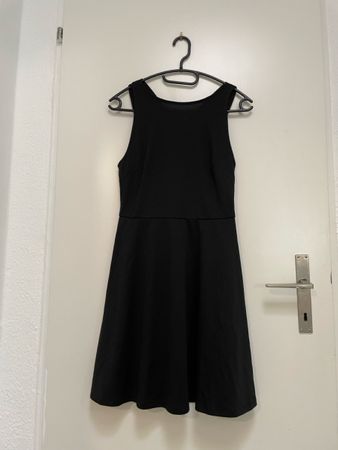 Schickes, kurzes, schwarzes Kleid – perfekt für den Sommer!