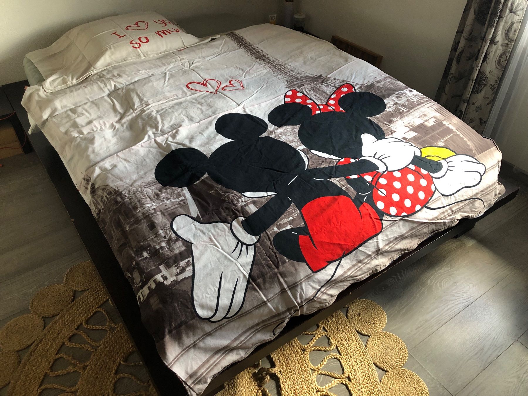 Disney Bettwäsche: Ensemble de literie Mickey Mouse à Paris 160 / 200 & 65 /100 – Gebraucht aus St-Aubin FR von Tiweety