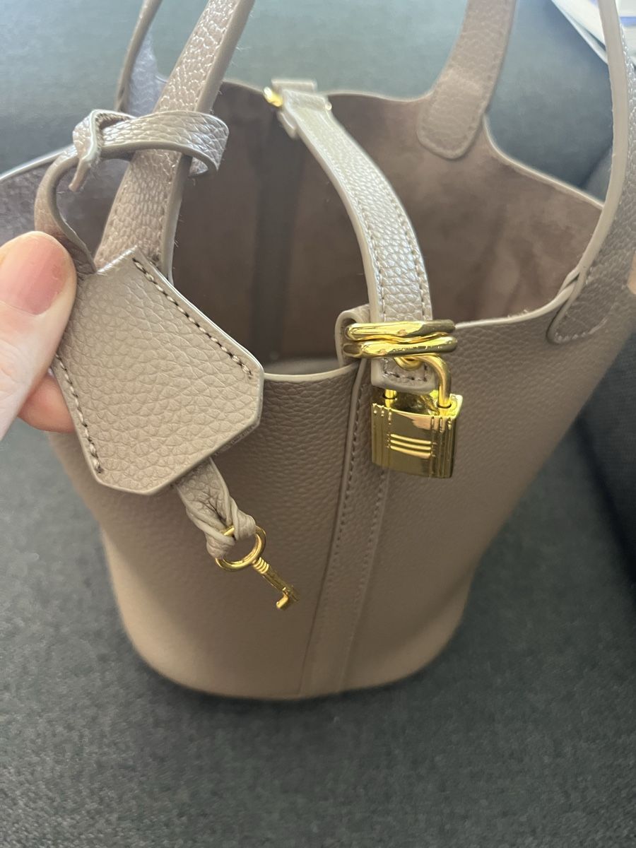 Taschen für Damen: Taupe Soft Bucket Bag with Lock – Neu (gemäss Beschreibung) aus Oberarth von pau_h8rf 7