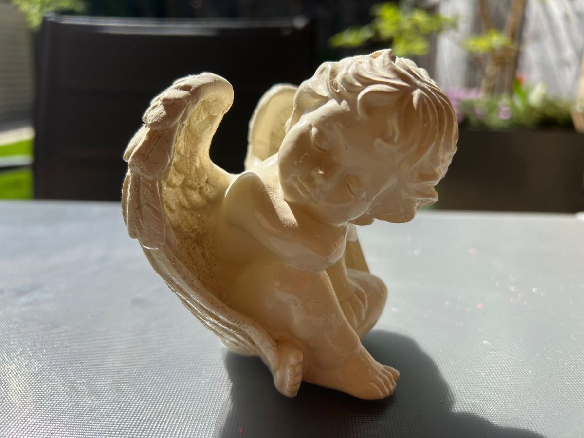 Figuren: Sitzender Engel – Gebraucht aus Egg b. Zürich von Brocki_Insel_Egg
