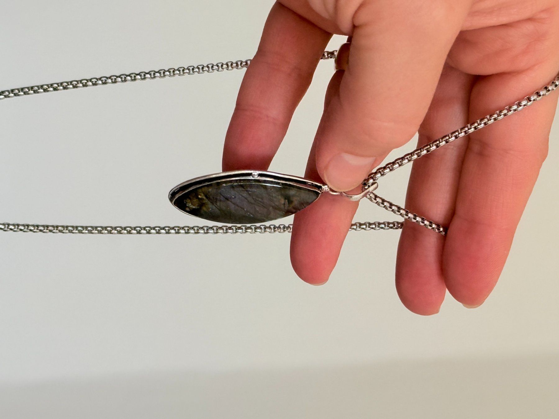 Ketten: Collier avec pendentif labradorite – Neu und originalverpackt aus Genève von AGBERG 7
