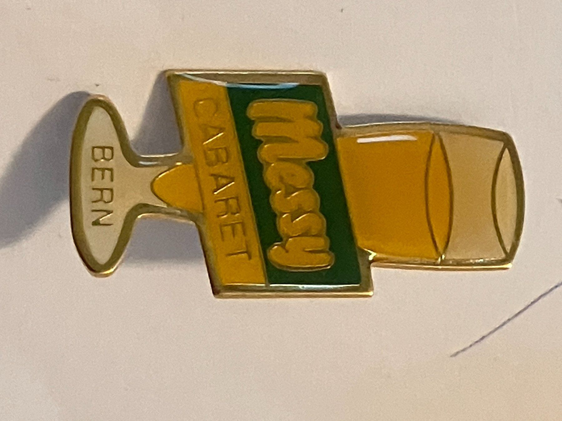 Placchette & Badge: 1 Pin Messy Cabaret Bern – Usato da Basel venduto da djwwpp