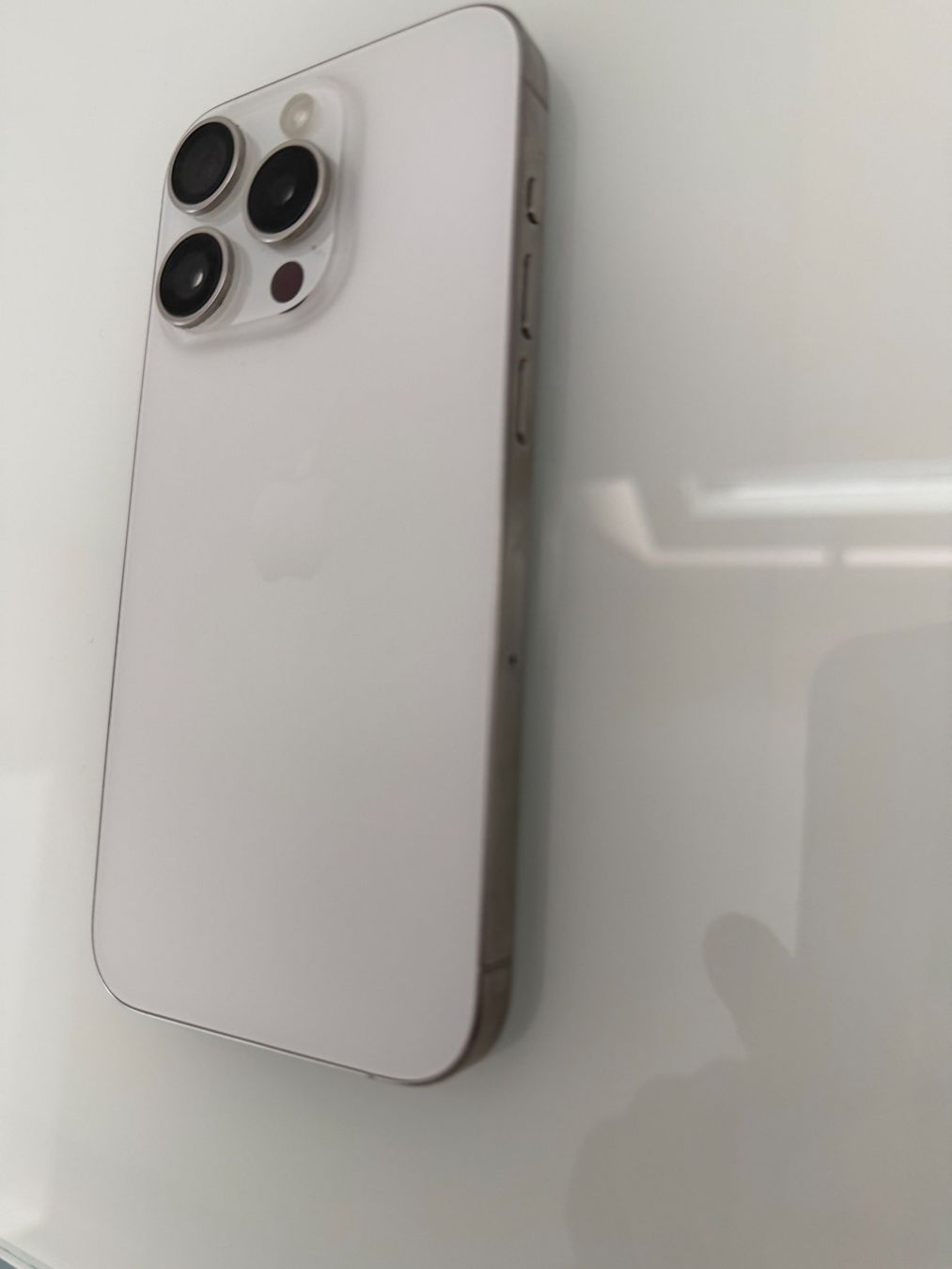 Apple Telefoni cellulari / Smartphones: iPhone 15 Pro, White Titanium, 256GB – Usato da Liestal venduto da ripi1 4