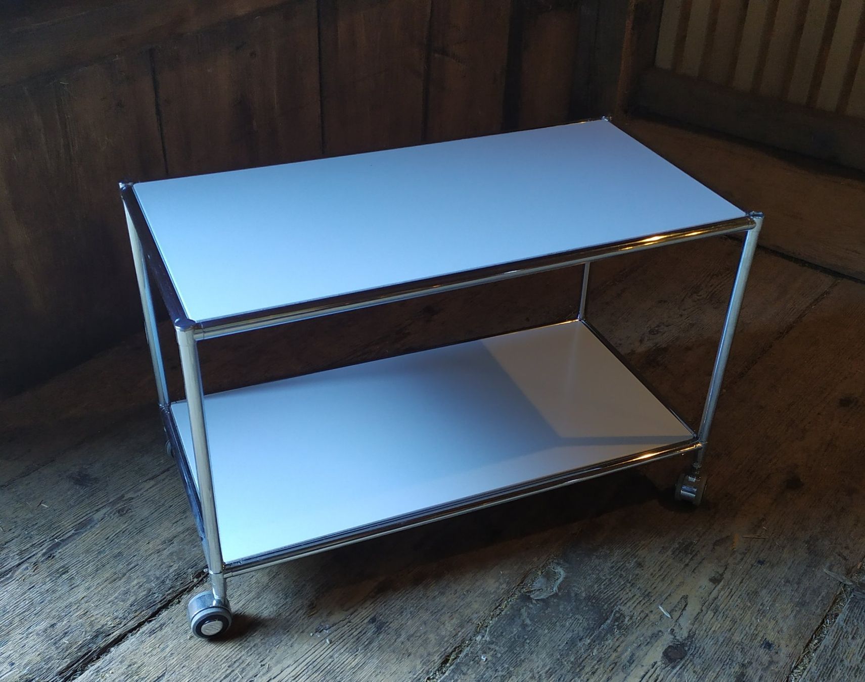 Tische: Design Rolltisch weiss – Gebraucht aus Chezard St-Martin von Loucail 1