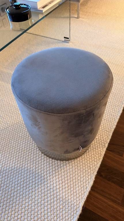 Hocker: Grauer Samthocker von Kare – Gebraucht aus Glattpark (Opfikon) von raffaelastucki 2