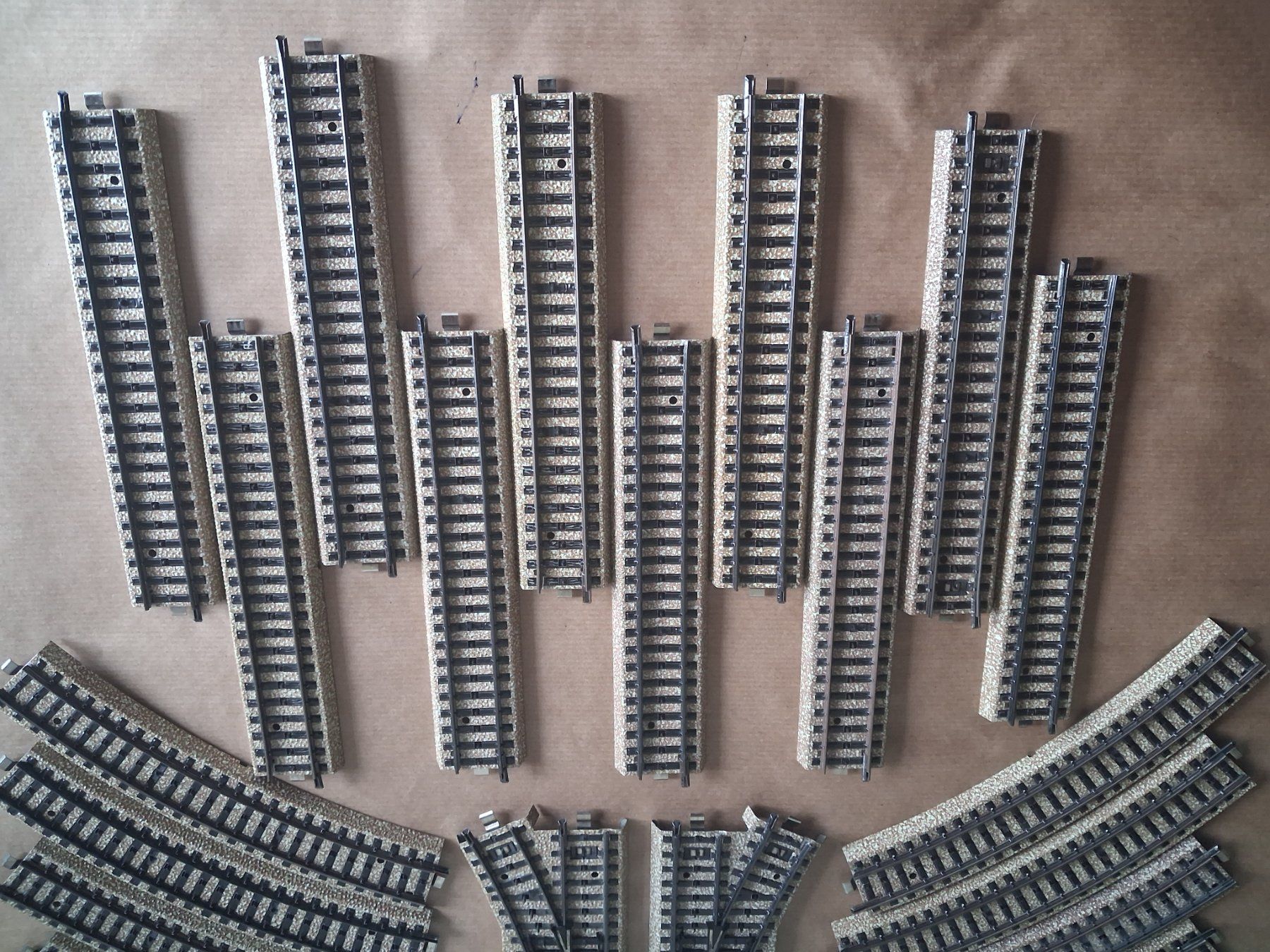 Märklin Modellini di ferrovie: Märklin M Gleise + Weichen L&R. Gem. Bildern – Usato da Hagendorn venduto da siwasi3 4