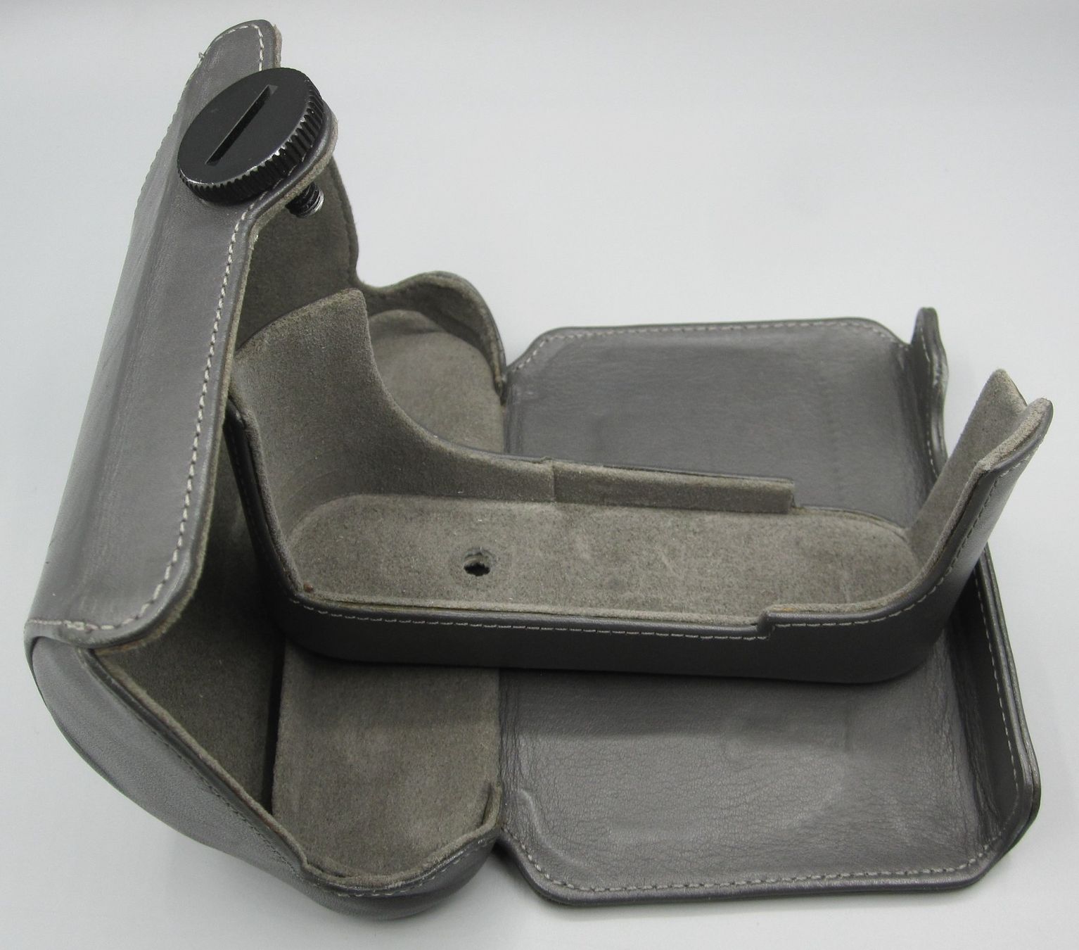 Leica Kamera: Etui caméra LEICA pour X1/X2, cuir gris. Réf. 18710 – Gebraucht aus Nyon von WHTF 4