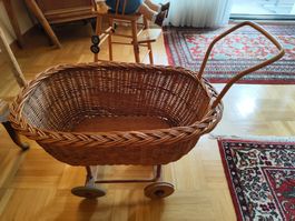 Kinderwagen Korbflechterei Holz Räder Vintage