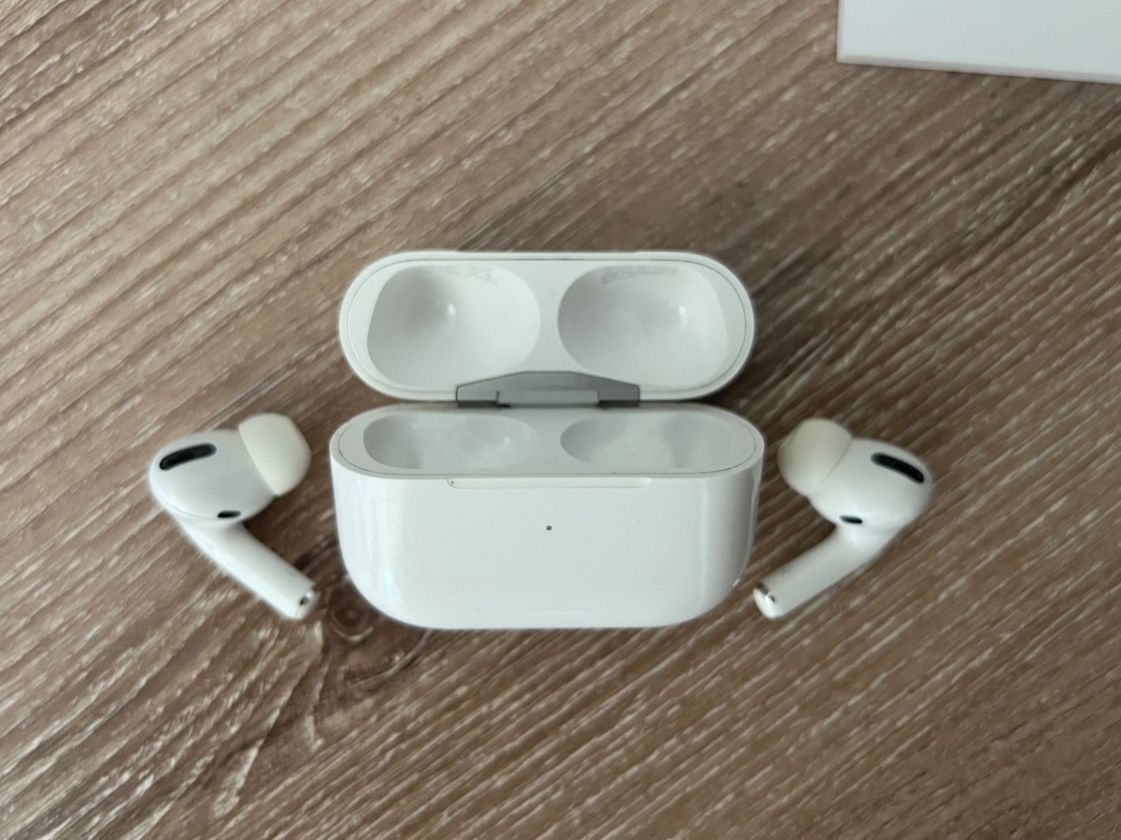 Apple Cuffie: Apple AirPods Pro 1. Generation mit Kabellose Ladecase – Usato da Zollikerberg venduto da Reinier_ZH 3