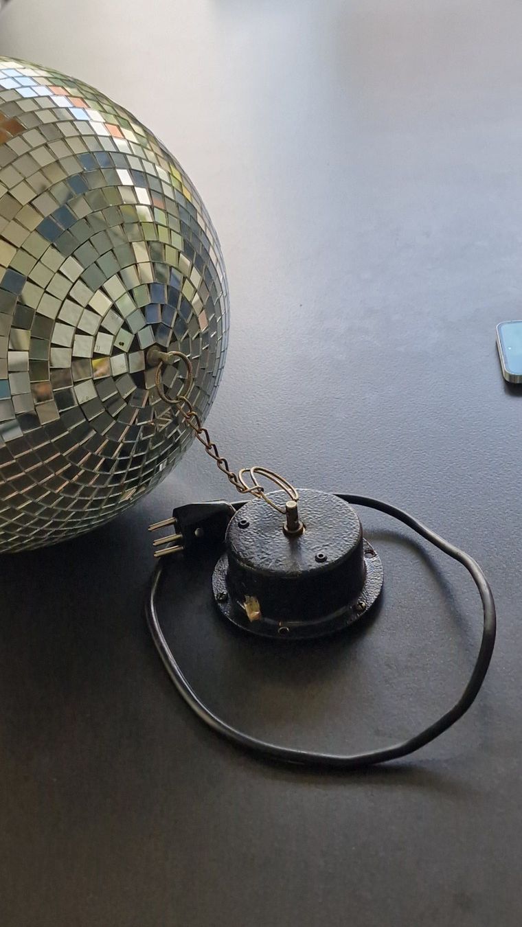 Toutes les décorations: Spiegelkugel 30 cm mit Motor – D'occasion à Heitenried par Dengel1 1