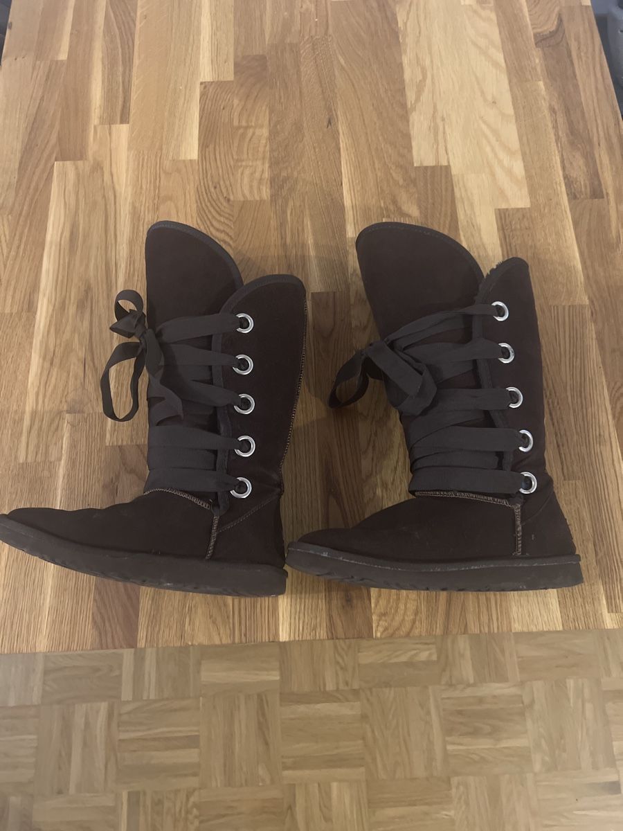 Ugg Scarpe da donna: JOLIE BOTTES UGG – Usato da Brügg BE venduto da traindenuit