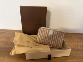 Portefeuille Louis Vuitton rayé rose avec boîte inclus