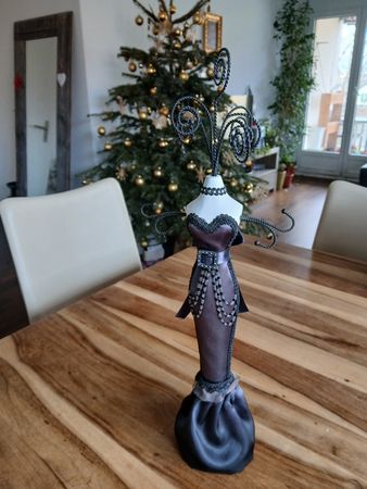 Elegant Jewellery Display Mannequin - Perfect Gift!