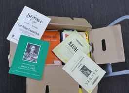 Kiste mit klassischen Musiknoten für Flöte und Kammermusik