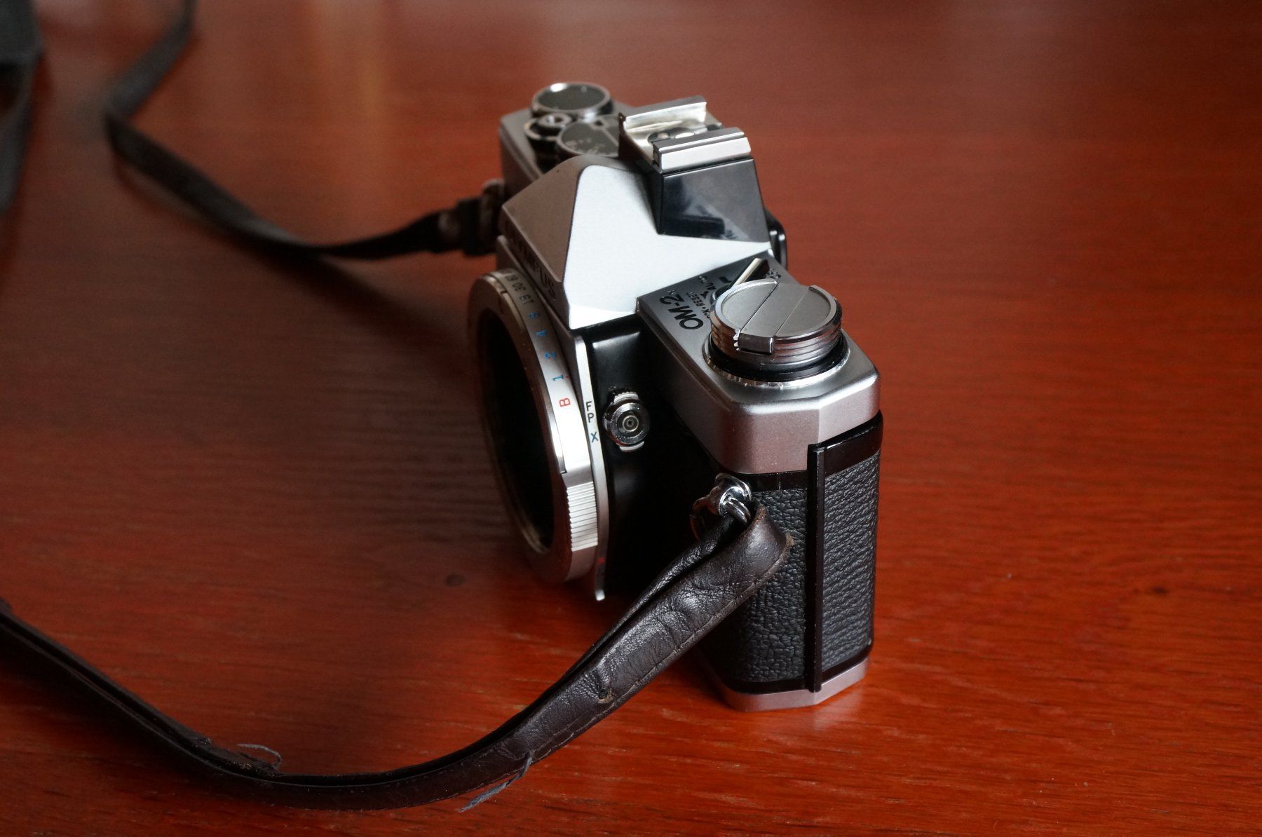 Olympus Fotocamera: Olympus OM-2n Chrom mit Electronic Flash T 32 TOP – Usato da Spreitenbach venduto da Salesmanship 7