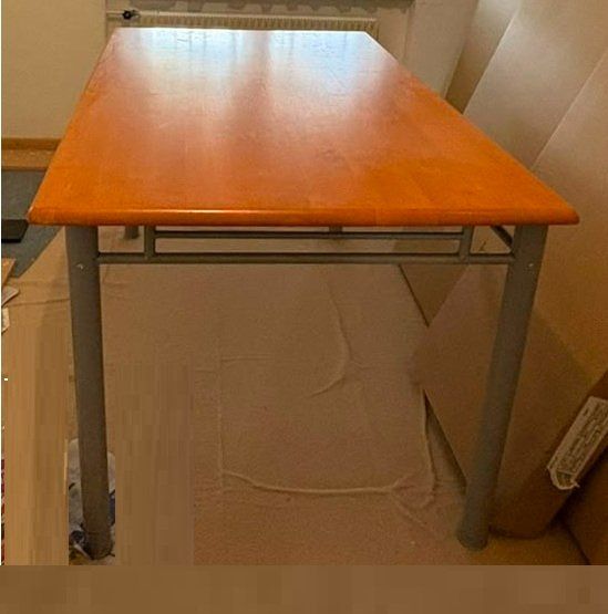 Tavoli: Wunderschöner Esstisch mit Metallgestell – Usato da Zuchwil venduto da Beppe_25.3 1