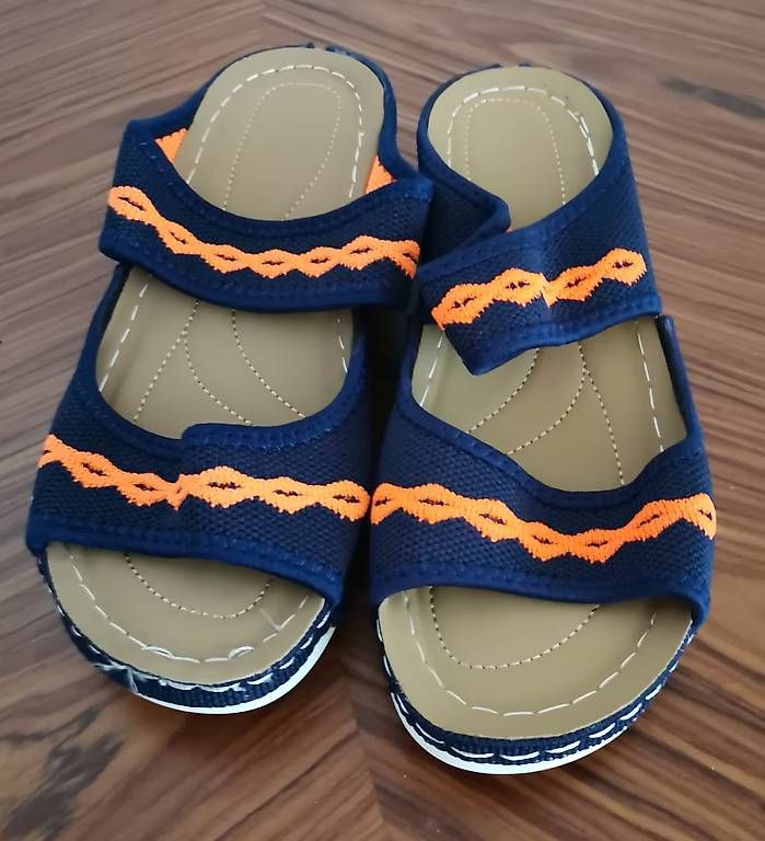 Scarpe da donna: Hausschuhe blau mit orangefarbene Muster, Gr. 37 – Nuovo (secondo la descrizione) da Muri b. Bern venduto da Claudiahuegli