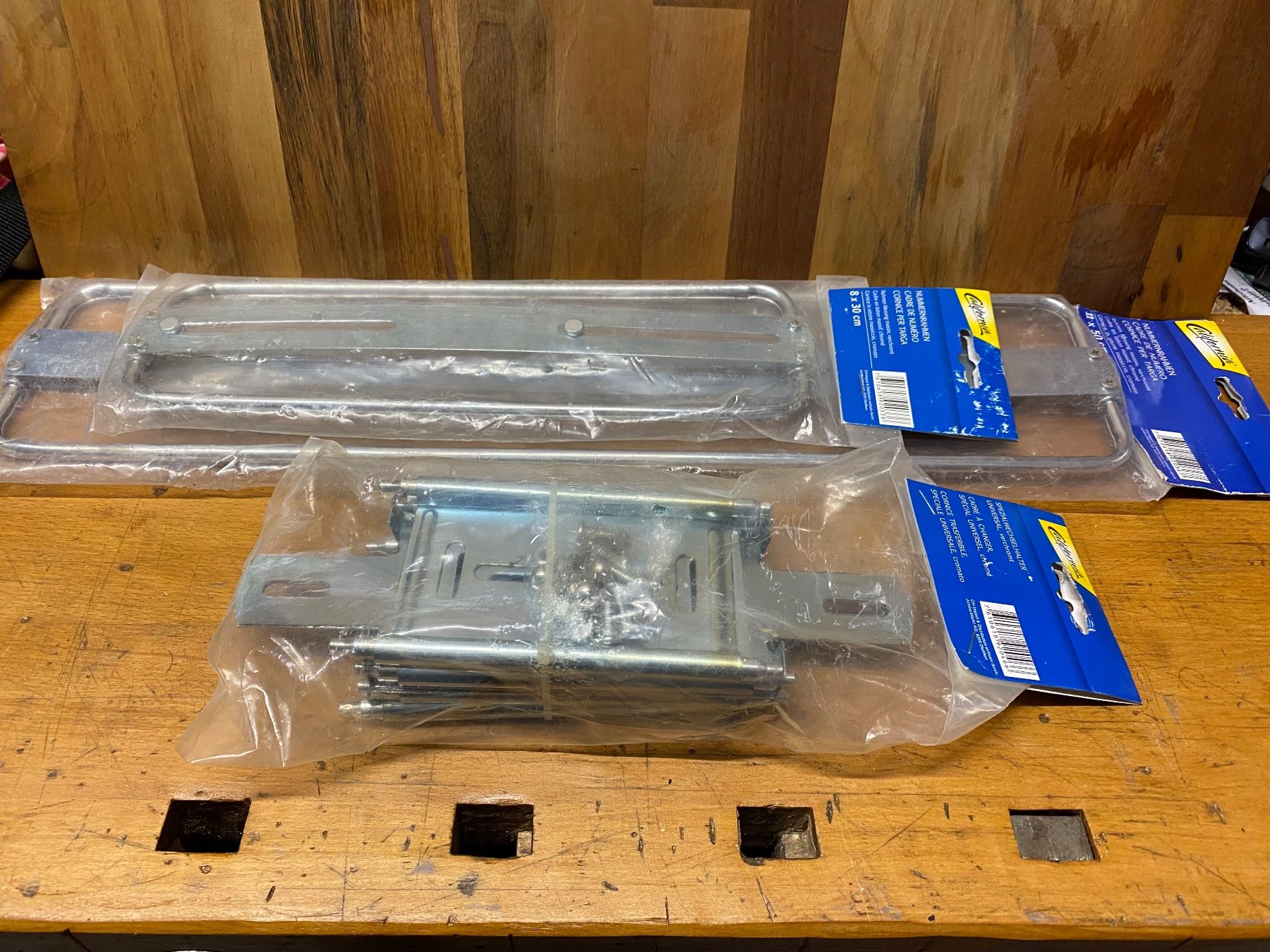 Supporti a parete: Wechselrahmen-Halterungen, Nummernhalter-Set,  Oldtimer – Nuovo (secondo la descrizione) da Emmen venduto da Sutim2005 1