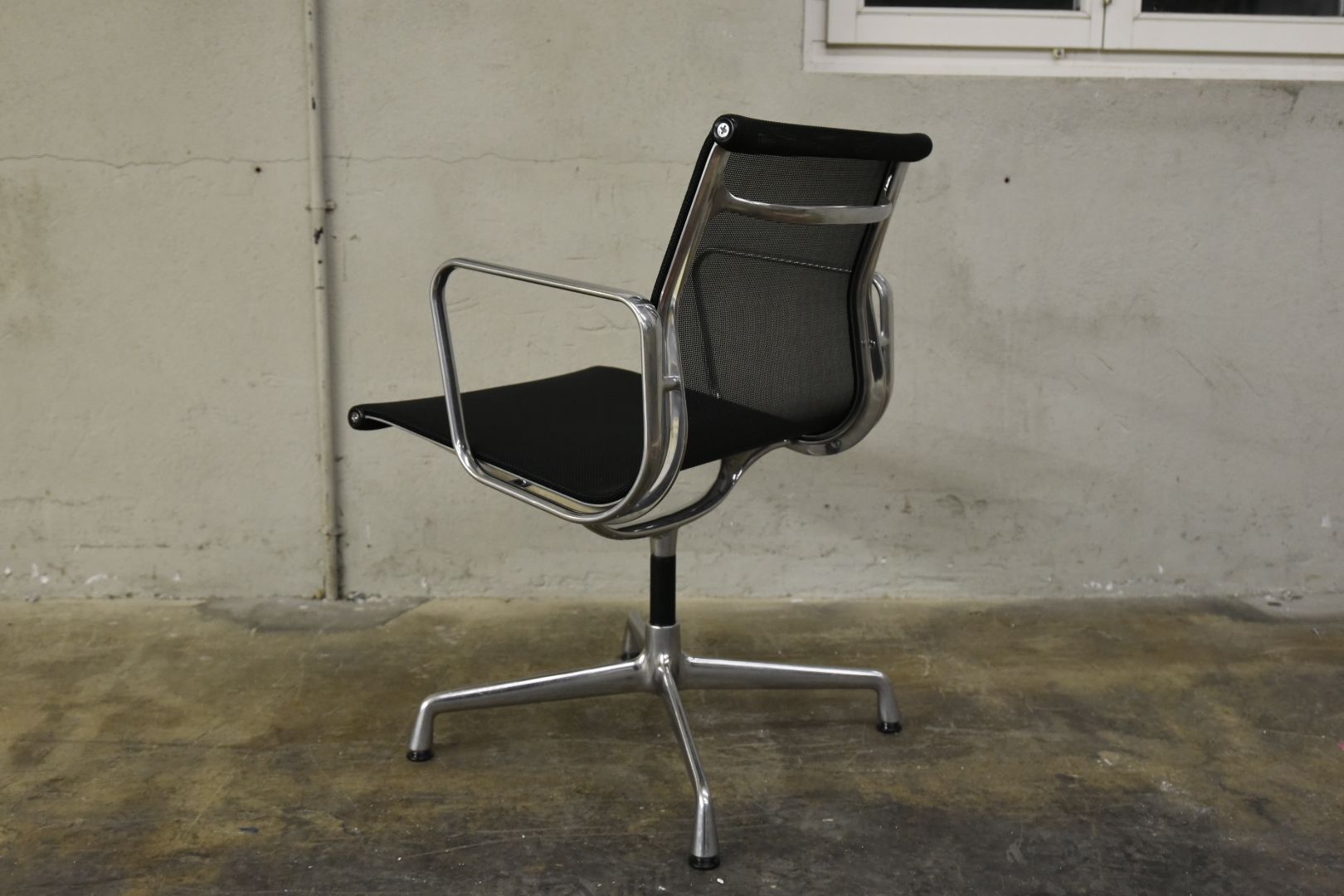 Vitra Sedie: Eames Aluminium Chair EA 108, Vitra – Usato da Lichtensteig venduto da Usedinstorecom 1