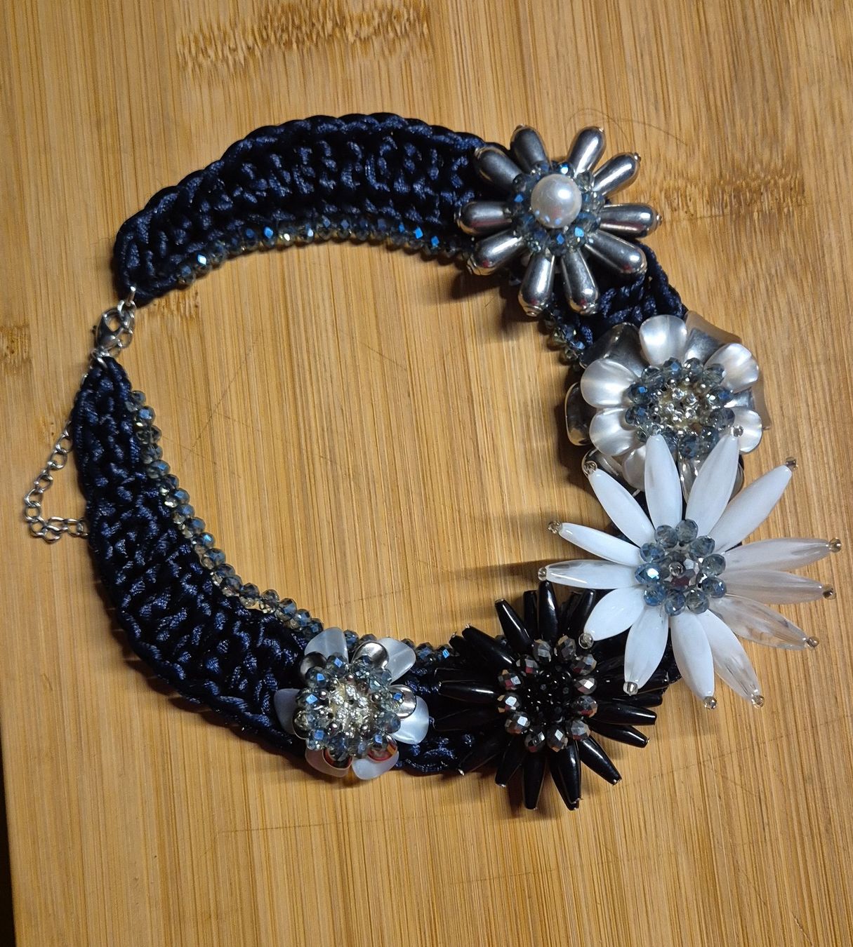Catenine: Edle Statement Kette, Handarbeit, Blumen, schwarz/silber – Nuovo (secondo la descrizione) da Rothenfluh venduto da cfb_rf75