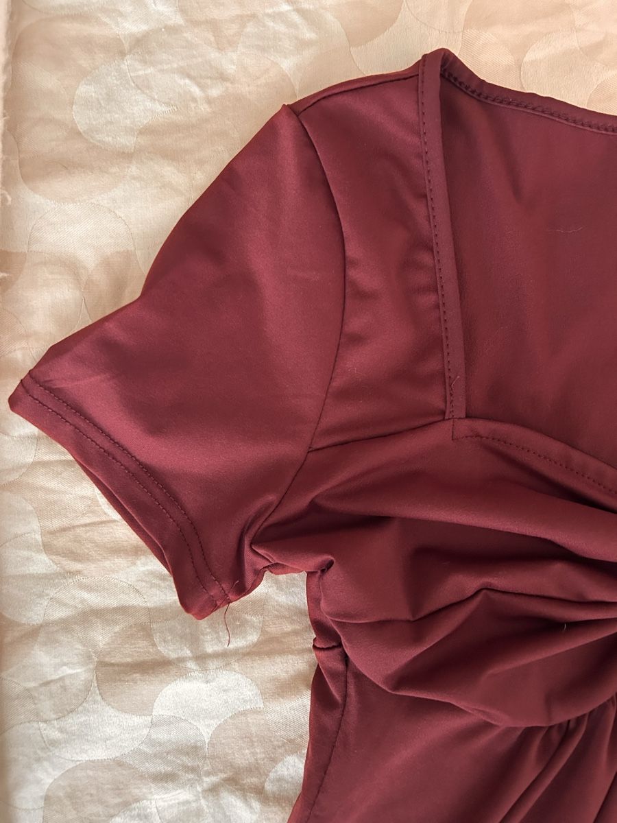 Blouses, T-shirts & Tops: Bordeauxfarbenes T-Shirt – Neuf (Voir description) à Bad Ragaz par ser_xc7t 2