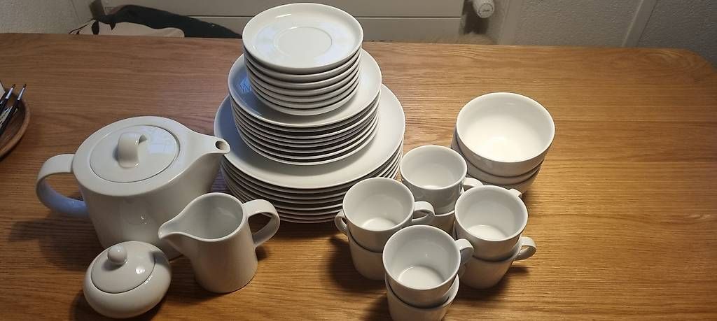Set di piatti: Geschirrset  – Usato da Biel/Bienne venduto da sheila7002