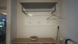 Massive Garderobe Weiss/Grau mit Hutablage & Haken