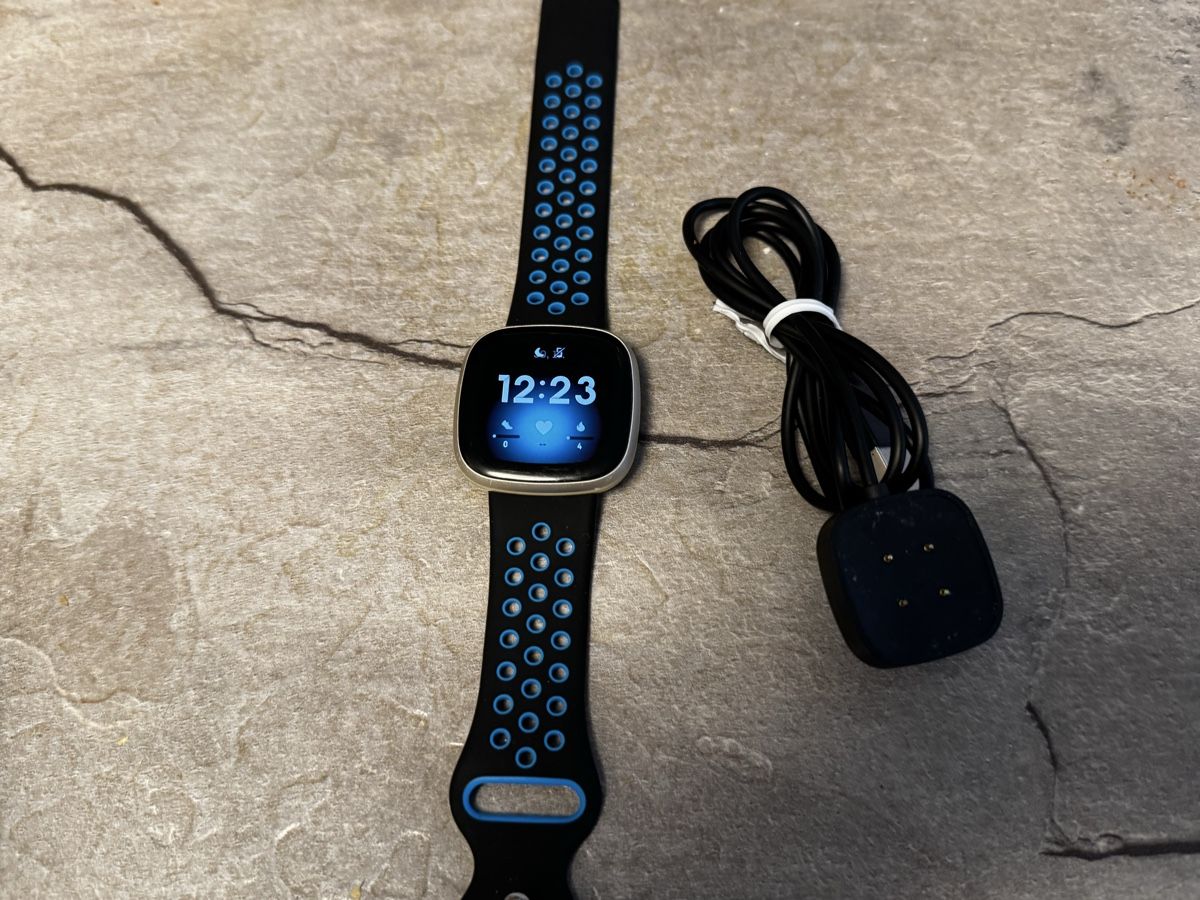 Fitbit Smartwatch: Fitbit Versa 3 gebraucht mit Ladekabel – Gebraucht aus Arisdorf von comestibles