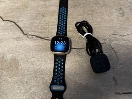 Fitbit Versa 3 gebraucht mit Ladekabel
