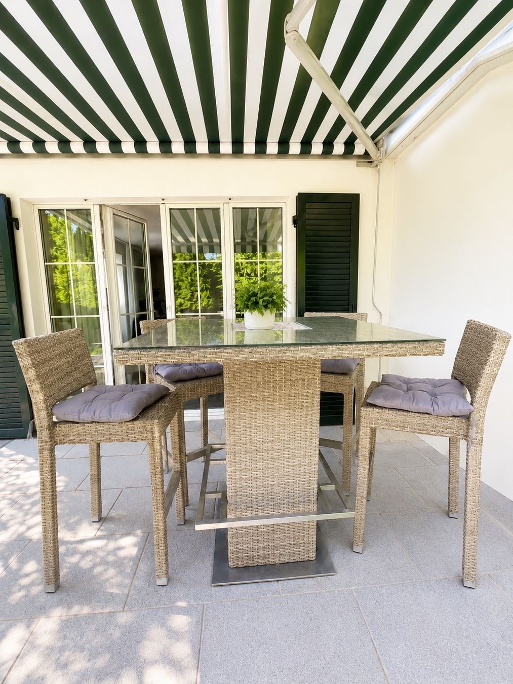 Set di tavolo e panche: Limare Gartenbar Set Polyrattan mit Glasplatte + 4 Barhocker – Usato da Winterthur venduto da Lalacla 1