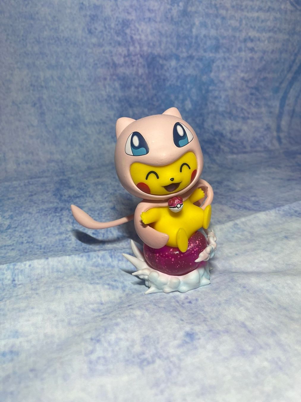 Pokémon Statuette: Pokemon Figur Pikachu mit MEW Costume – Usato da Märstetten venduto da AlienNova 4
