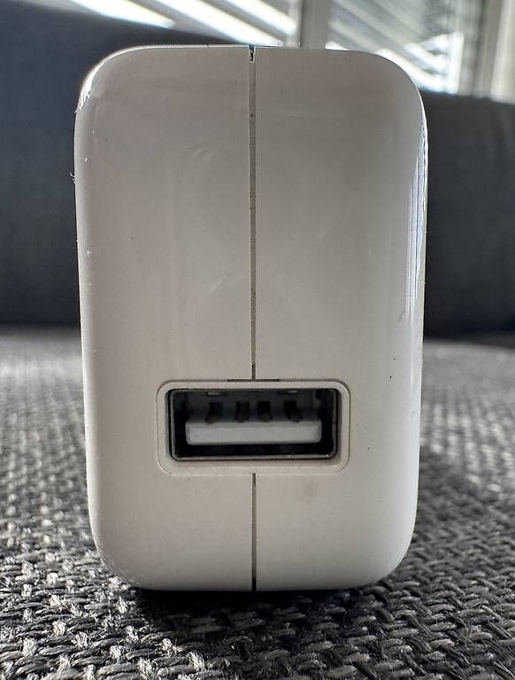 Apple Caricabatterie: Apple USB Ladegerät mit Kabel – Usato da Affoltern am Albis venduto da Rabbi002 1