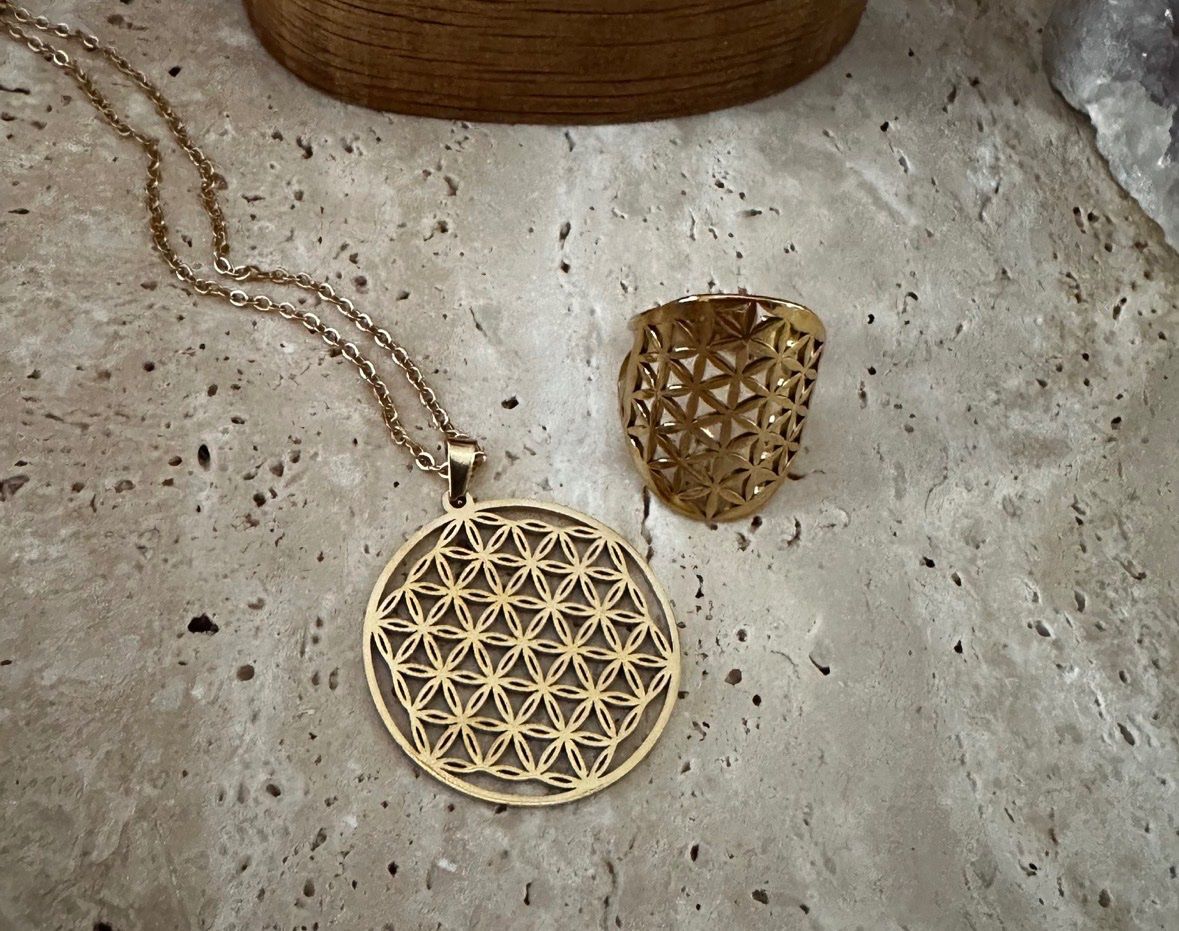 Altri gioielli: Collier et bague Fleur de Vie dorés - Ensemble élégant – Nuovo (secondo la descrizione) da La Chaux-de-Fonds venduto da Meliha2008